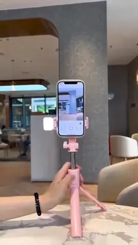 Esse é o famoso tripé bastão de selfie que todo influenciador digital está usando nas gravações, compre já o seu! #tiktokshopchegou  #tripé  #bastãoselfie 