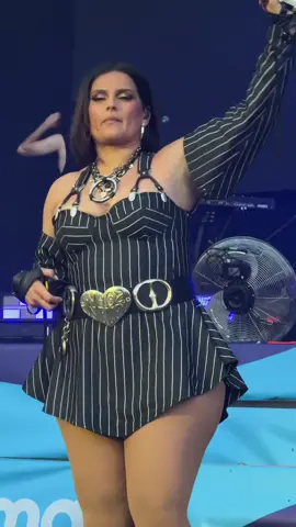 Issues with her mic pack didn’t stop Nelly! #nellyfurtado #promiscuous #promiscuousgirl #superbloom #munich 