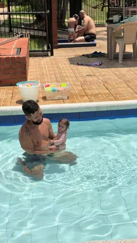 Maria paula en clase de Natación con su profe 
