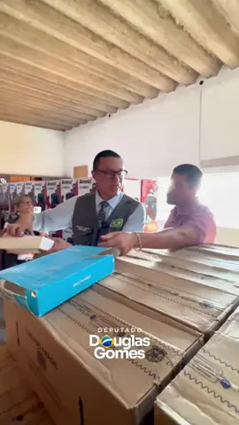 FISCALIZAÇÃO EM GALPÃO FANTASMA! Fui em um galpão fantasma da prefeitura de Niterói, onde encontrei mais de 5 MIL tablets abandonados que nunca foram entregues para as crianças! 