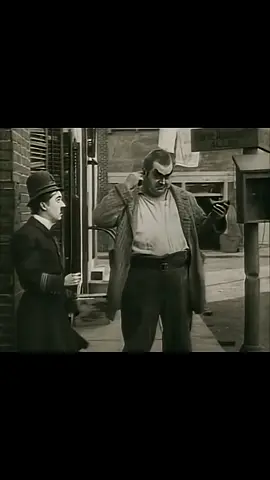 Charlie VS Big Man #fyp #comedy #funnymoments #charliechaplin #foryoupage 