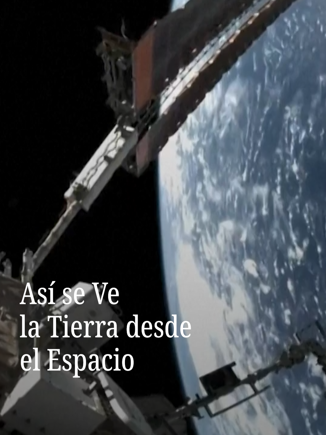 Una cámara instalada en el traje espacial de un astronauta chino capturó imágenes de la Tierra tomadas durante una caminata espacial. En el video se aprecian paisajes de nuestro planeta tomados desde la Estación Espacial Tiangong, de China, donde sobresalen las nubes que se desplazan sobre la superficie terrestre. Otra toma, captada desde un brazo robótico, revela un panorama de los continentes y los océanos.  #astronauta #Tierra #China #Tiangong