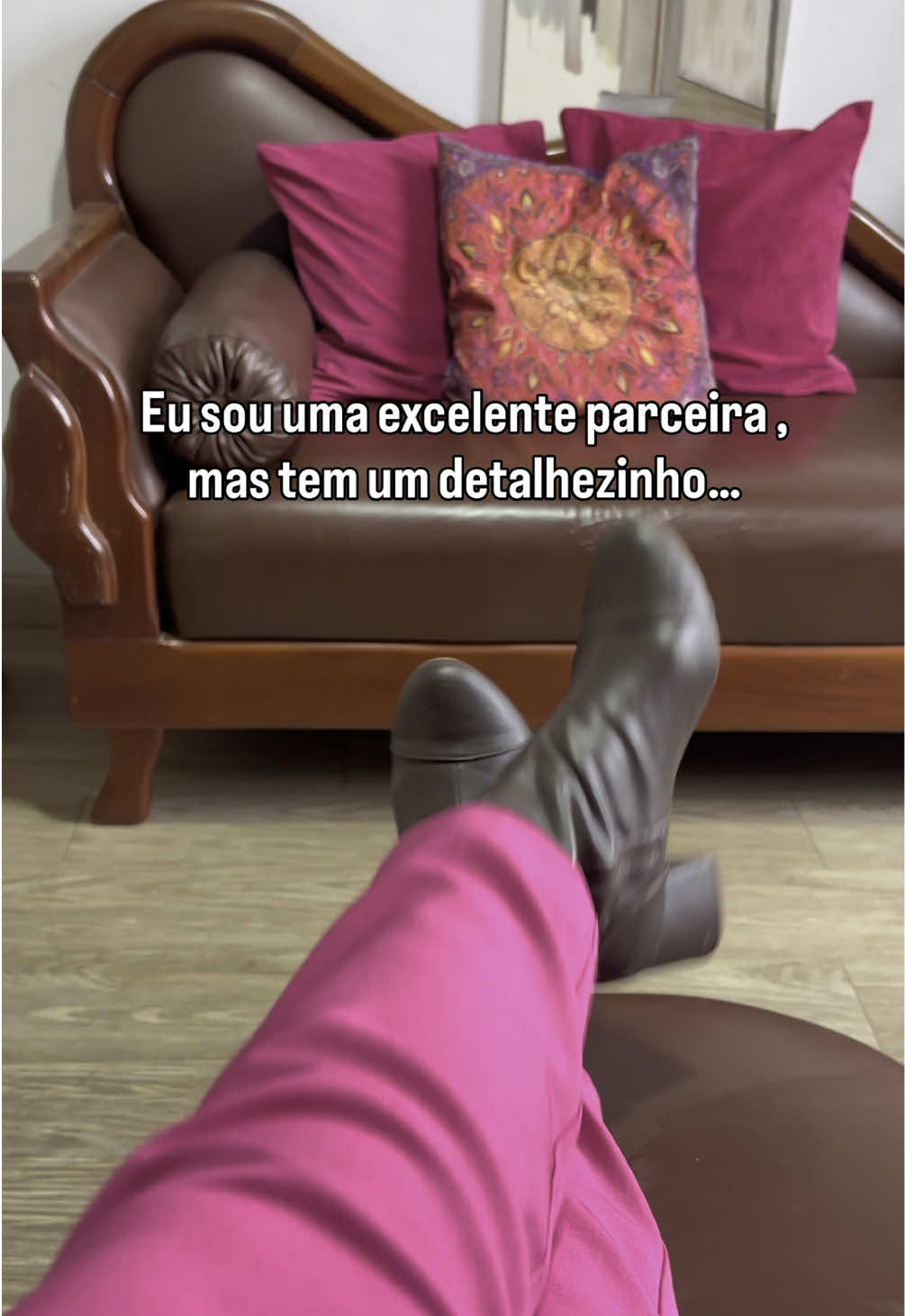 ✨ Quem me conhece sabe que essa é a minha desculpa diária: “estava atendendo”. 🤔E sabe de uma coisa? Esse é exatamente o lugar onde eu queria estar: vivendo meu propósito e entendendo que amor não combina com sobrecarga nem com anulação de si mesma. ❤️‍🩹Muitas vezes a gente acredita que ser parceira é estar sempre disponível… Mas na verdade, em um relacionamento saudável, o espaço e o respeito também fazem parte do amor.  💕Se fez sentido pra você, escreva “eu quero” nos comentários que eu te envio o link da minha Reunião Secreta 💌 — lá vou falar sobre um caminho de volta pra você depois do fim de um relacionamento.