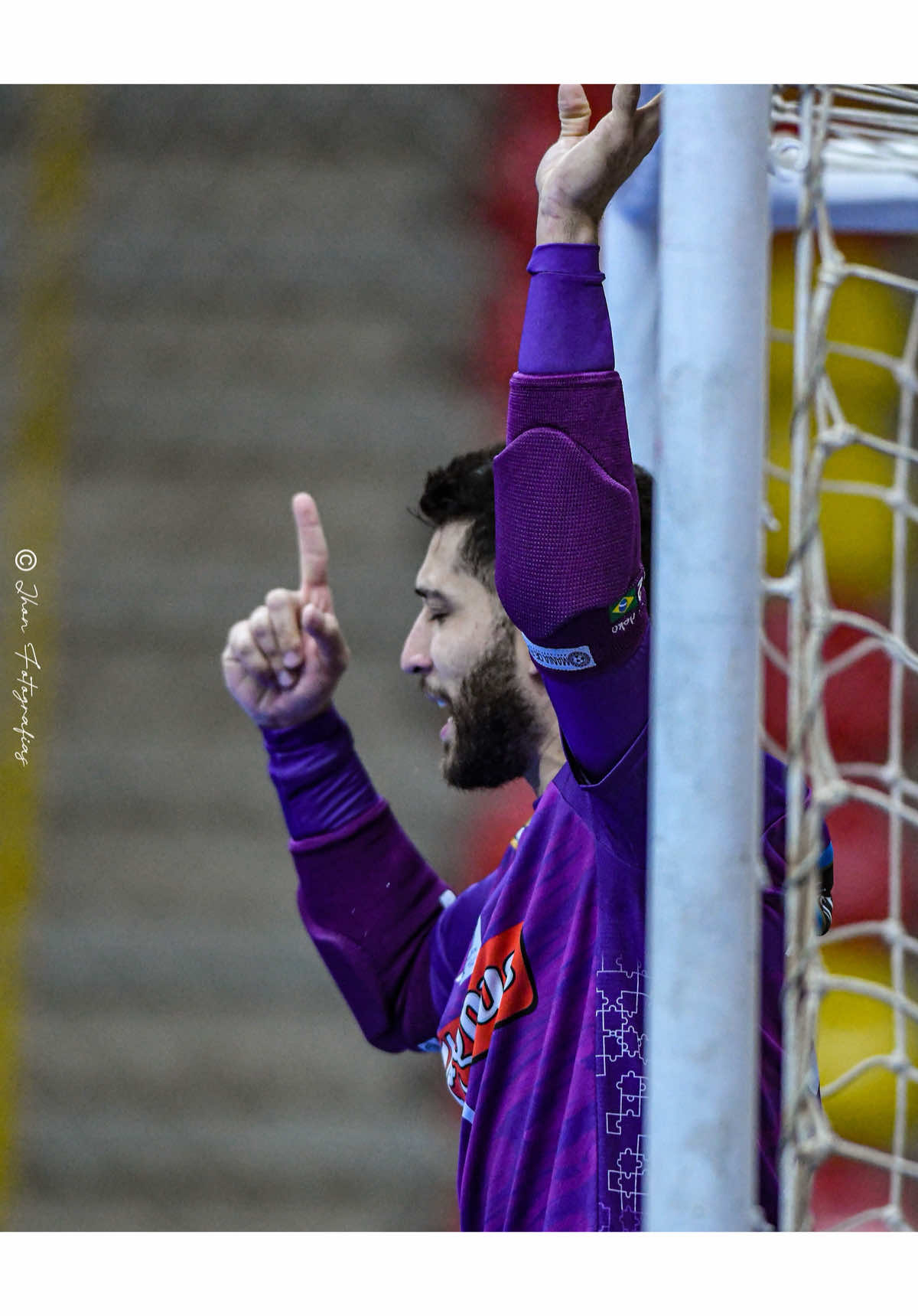 o Jaraguá de 1x0! Somente a Deus, TODA Honra e Glória! Seguimos com Ele! 🙏🏻🖤💛🐶🙌🏻  . . . #ADeusTodaHonraeGlória #futsalplayer #goleirodefutsal #defesasdegoleiro #vidadeatleta 