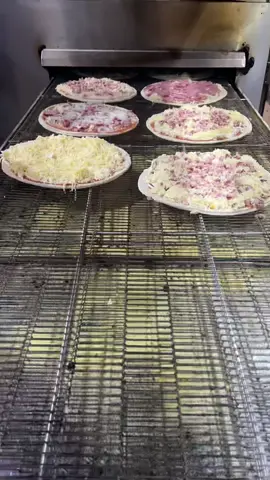 130 a 150 pizzas por hora em cada forno 🥶✅ @Benitos_pizzaria a fábrica de pizzas 🍕 a mais famosa do interior de São Paulo 🙏🏼🚀 mais um sabadão delivery a mil 🥇🥇#foryoupage #pizza #pizzapizza #fy #fypシ゚viral🖤tiktok 