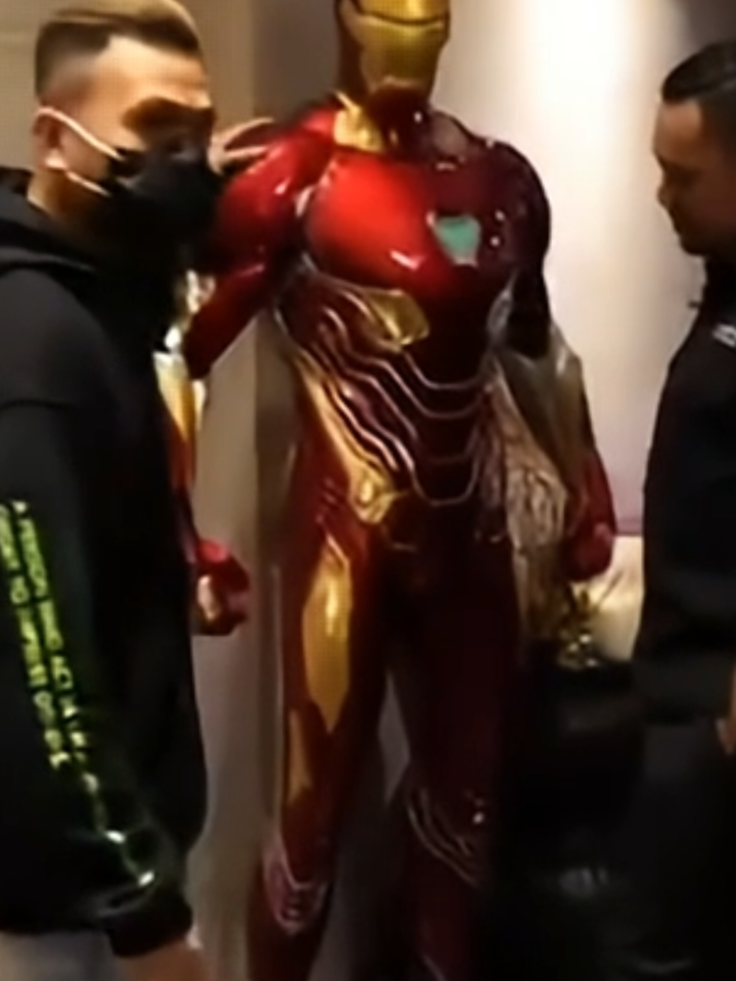 Jakarta - 💥 Rumah Mewah Ahmad Sahroni Dijarah! Patung Iron Man Hingga Mobil Mewah Jadi Sasaran Amuk Massa Rumah politikus Partai Nasional Demokrat (NasDem) Ahmad Sahroni di Tanjung Priok, Jakarta Utara, digeruduk dan dijarah massa. Patung action figure Iron Man miliknya tak luput dari jarahan warga. Pantauan detikcom di lokasi, Kebon Bawang, Tanjung Priok, Jakarta Utara (Jakut), Sabtu (30/8/2025), patung action figure Iron Man dibawa oleh salah satu massa keluar dari rumah Sahroni. Massa merusak patung, lalu ada yang membawa pulang bagian kepala patung Iron Man. Massa juga menjarah perabotan meja, kursi, elektronik AC, kulkas hingga mesin cuci. Ada juga yang menjarah tas, pakaian, kasur, ijazah, sertifikat tanah, kartu keluarga (KK), serta dokumen Surat Keterangan Catatan Kepolisian (SKCK). Mobil-mobil mewah milik Sahroni pun jadi sasaran amuk massa. Mereka memukuli mobil Sahroni hingga mengalami penyok dan pecah kaca di segala sisi. Sebelumnya kejadian ini viral di media sosial. Lurah Kebon Bawang Suratno Widodo membenarkan sedang terjadi penjarahan. 