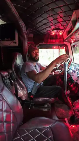 Replying to @Kobe Nelson Smooth can only be one way… Smooth! . . . #smoothoperator #18speed #peterbilt #trucktok #fyp 