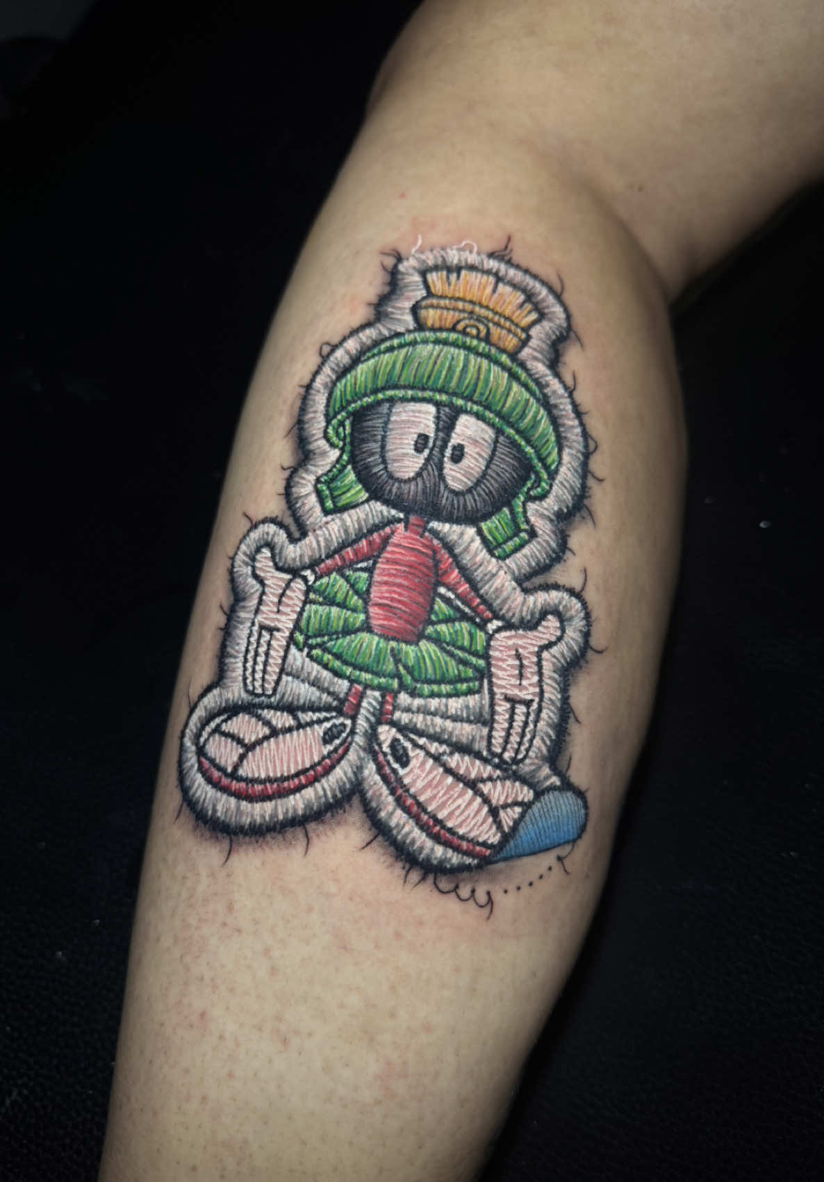 Bordado na pele 🪡🧵 Marvin, o Marciano 👽 você lembra desse desenho? ❤️ Patrocínio: @tropicaldermoficial @tropicaldermproteam  #tattoo #patchtattoo #embroiderytattoo #tatuaje #looneytunes 