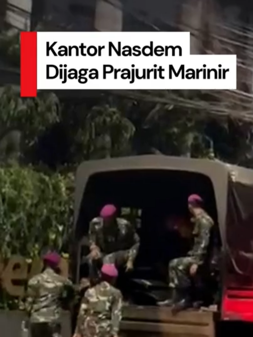 Kantor DPP Nasdem di Menteng, Jakarta Pusat, dijaga pasukan Korps Marinir pada Sabtu (30/8). Terpantau pasukan tersebut tiba dengan truk sambil membawa tameng pelindung diri. Sebelumnya pada waktu sore, sejumlah Himpunan Mahasiswa Islam (HMI) melakukan unjuk rasa di depan Gedung Nasdem Tower sambil bakar ban. Massa berjanji akan kembali lagi setelah melakukan salat maghrib. Creator: Wasti Samaria Simangunsong #nasdem #marinir #tni #detikcom