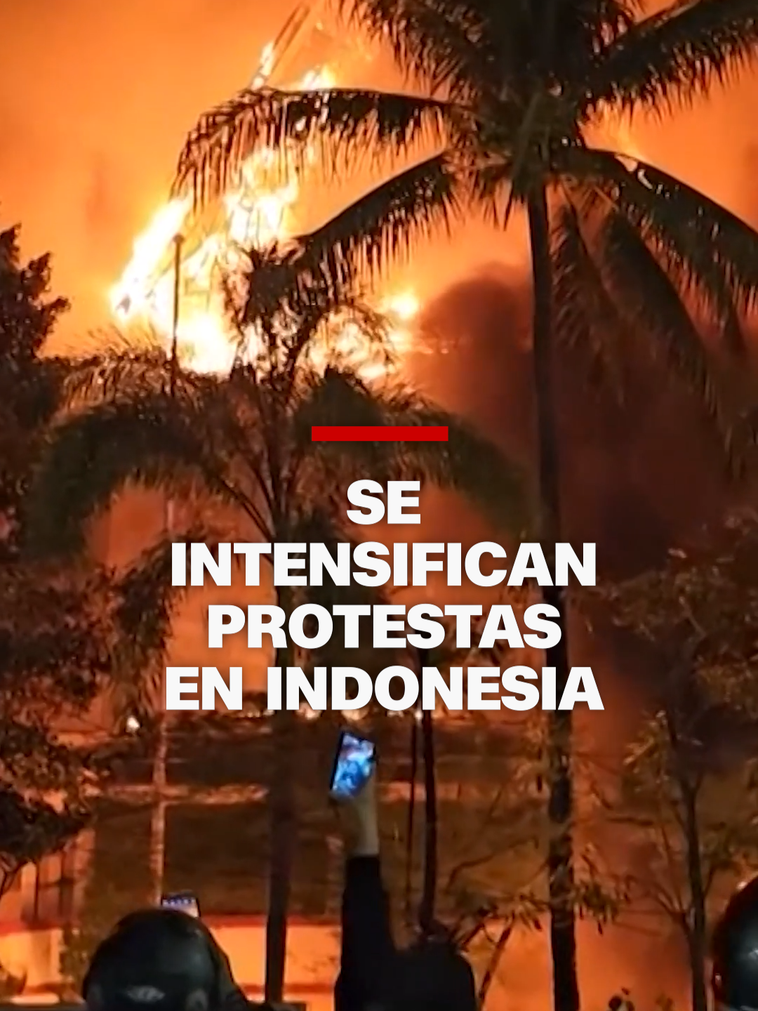 Las protestas estallaron en varias ciudades de Indonesia a medida que la tensión se intensificaba después de que un repartidor fuera presuntamente atropellado por un vehículo blindado de la Policía. El hecho habría sucedido durante enfrentamientos entre agentes antidisturbios y estudiantes que protestaban contra las prestaciones sociales de los legisladores. Tres personas murieron después de que los manifestantes incendiaran el edificio del parlamento regional, según un informe de Reuters que cita a las autoridades. #Indonesia #Protestas