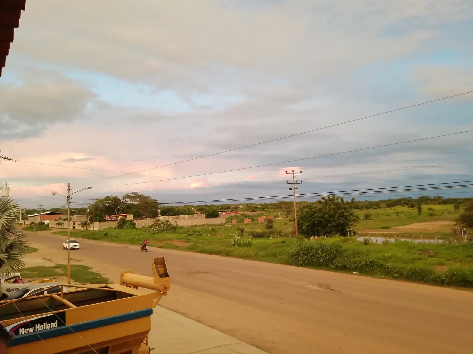 Finales de agosto🥲,últimos atardeceres😍,ahí unos que son viejos 🙃😁... Los cables de las casas le dieron el toque#agosto #verano2025 #atardeceres🌅 
