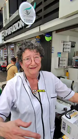 Repartiendo chorizo en la calle🍴📍Ubicados en la calle sucre, en la Playita. #foryoupage #emocional 