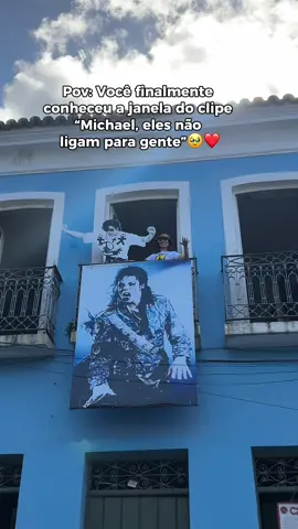 Ponto turístico do MJ 😭❤️ o eterno Rei do Pop na cidade com a energia lá no alto.  O Pelourinho foi cenário do videoclipe de  Michael Jackson, “They Don’t Care About Us”, em Salvador, Bahia.  💰Para subir na janela tão famosa você paga o valor simbólico de R$5,00 e é convertido em dois ímãs colecionáveis.  🎥 @gabviaja  #salvador #michaeljackson #fyp #fyy 