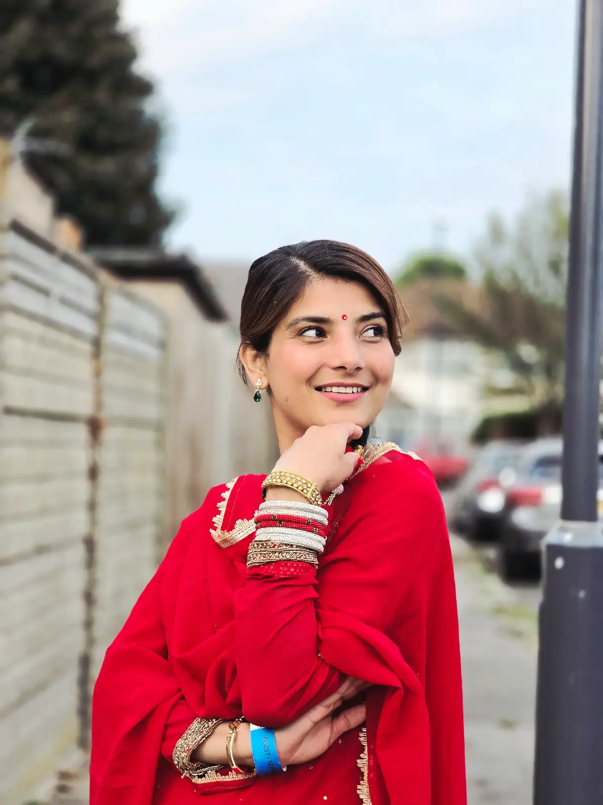 परदेशी जीवन : सपनाको उज्यालोभित्र पीडाको छायाँ ✈️ परदेशी जीवन… जहाँ पैसा त जम्मा हुन्छ, तर हजुरआमाको बुढेसकालको सहारा बन्ने समय गुम्छ। परदेशी जीवन… जहाँ हजुरबुवाको काँपिएको हात समाउने रहर हुन्छ, तर दूरदेशको नोटले त्यो न्यानोपन किन्न सक्दैन। परदेशी जीवन… जहाँ भाइको हाँसो फोनको स्क्रिनमा मात्र सुन्न पाइन्छ, तर काखमा राखेर खेलाउने खुसी हरपल तड्पाइरहन्छ। परदेशी जीवन… जहाँ बैनीको निधारमा राख्ने टीका Messenger मा मात्र पठाइन्छ, तर हातले थाप्ने सौभाग्य सधैं अधुरो रहन्छ। परदेशी जीवन… जहाँ आमाको 