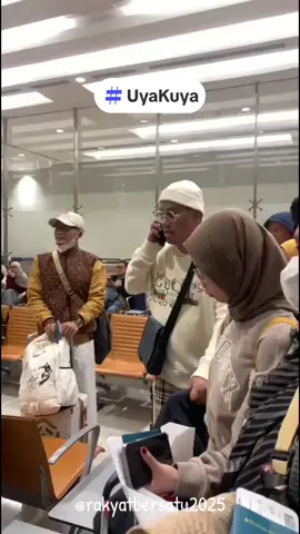 Uya Kuya terlihat sedang berada di bandara. Terkait dengan video joget nya di DPR beberapa waktu lalu, massa juga menargetkan rumah milik komedian sekaligus anggota dewan tersebut. Setelah rumah Ahmad Sahroni, pada tengah malam hingga dini hari (31 Agustus 2025) rumah uya kuya tampak sudah habis dij*rah dan di*muk massa #jakarta #2025 #uyakuya