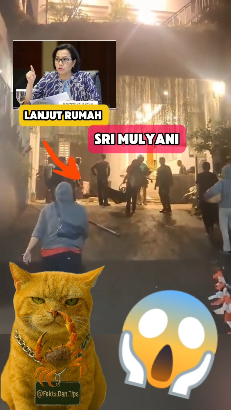 Rumah Sri Mulyani Dijarah Massa, Barang Berharga Raib Jakarta — Gelombang kerusuhan yang melanda sejumlah pejabat publik semakin meluas. Setelah rumah Ahmad Sahroni, Eko Patrio, dan Uya Kuya diserbu massa, kini kediaman Menteri Keuangan Sri Mulyani Indrawati juga tak luput dari amukan warga. Peristiwa terjadi pada Minggu dini hari, 31 Agustus 2025, di kawasan Bintaro, Tangerang Selatan. Sekitar pukul 01.40 WIB, ratusan orang mendatangi rumah yang diduga milik Sri Mulyani. Massa merangsek masuk setelah mendobrak pagar, lalu mengacak-acak isi rumah. Dalam video amatir yang beredar, terlihat jelas sejumlah orang keluar sambil membawa barang-barang berharga. Televisi layar datar, perhiasan, kursi, panci, bahkan ring basket dari halaman rumah ikut dijarah. Warga yang merekam insiden itu menyebut penjarahan berlangsung singkat, tepat pada pukul 01.41 WIB. Yang mengejutkan, pada saat kejadian tidak tampak aparat keamanan yang berjaga di lokasi. Massa pun leluasa masuk dan membawa barang rampasan tanpa penghalang. Hingga berita ini diturunkan, pihak Kementerian Keuangan belum memberikan keterangan resmi terkait kerugian maupun kondisi pasca-insiden tersebut. Kasus ini menambah panjang daftar aksi massa yang awalnya dipicu pernyataan kontroversial Ahmad Sahroni terkait wacana pembubaran DPR. Dari ricuh di jalan, jatuhnya korban jiwa seorang pengemudi ojek online, penyerangan rumah anggota DPR, hingga kini kediaman seorang menteri ikut jadi sasaran. Situasi ini menimbulkan kekhawatiran akan eskalasi kerusuhan yang kian meluas. Publik pun menanti langkah tegas pemerintah dan aparat keamanan dalam meredam amarah masyarakat yang terus membesar. #BeritaHariIni #SriMulyani #Kerusuhan #Bintaro #Penjarahan #Demo #ViralIndonesia #Kontroversi #DPR #BreakingNews