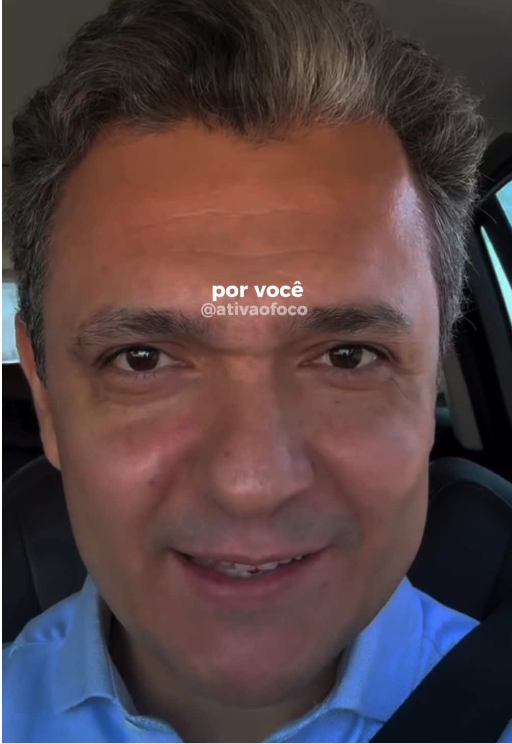 A declaração de amor mais bonita não está nas palavras repetidas todos os dias, mas na transformação que o sentimento provoca. Amar não é apenas dizer “eu te amo”, é mostrar na prática: “eu evoluo por você”. É crescer junto, mudar atitudes, aprender a ser melhor e construir um futuro onde os dois possam florescer. Quando alguém escolhe evoluir por amor, está dizendo que o relacionamento vale o esforço de superar velhos hábitos, de aprender a escutar mais, de respeitar limites e de cuidar com mais carinho. Isso é muito mais profundo do que frases prontas, porque revela compromisso real com a felicidade compartilhada. O amor verdadeiro é aquele que impulsiona mudanças positivas. Ele não sufoca, não prende, não exige perfeição, mas desperta a vontade de ser a melhor versão de si mesmo. E é nesse processo que o sentimento se torna eterno, porque evoluir por alguém é o maior gesto de amor que existe. #evolução #amor #perfeicao #declaração Créditos: @Arthur Luís Cardoso 