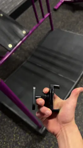 Magnetic holder, one of the best tools right now🔥 tag your gymbro 👌🏻🗿#gymaccessories #gym #GymTok #magneticphoneholder #fitnessequipment 