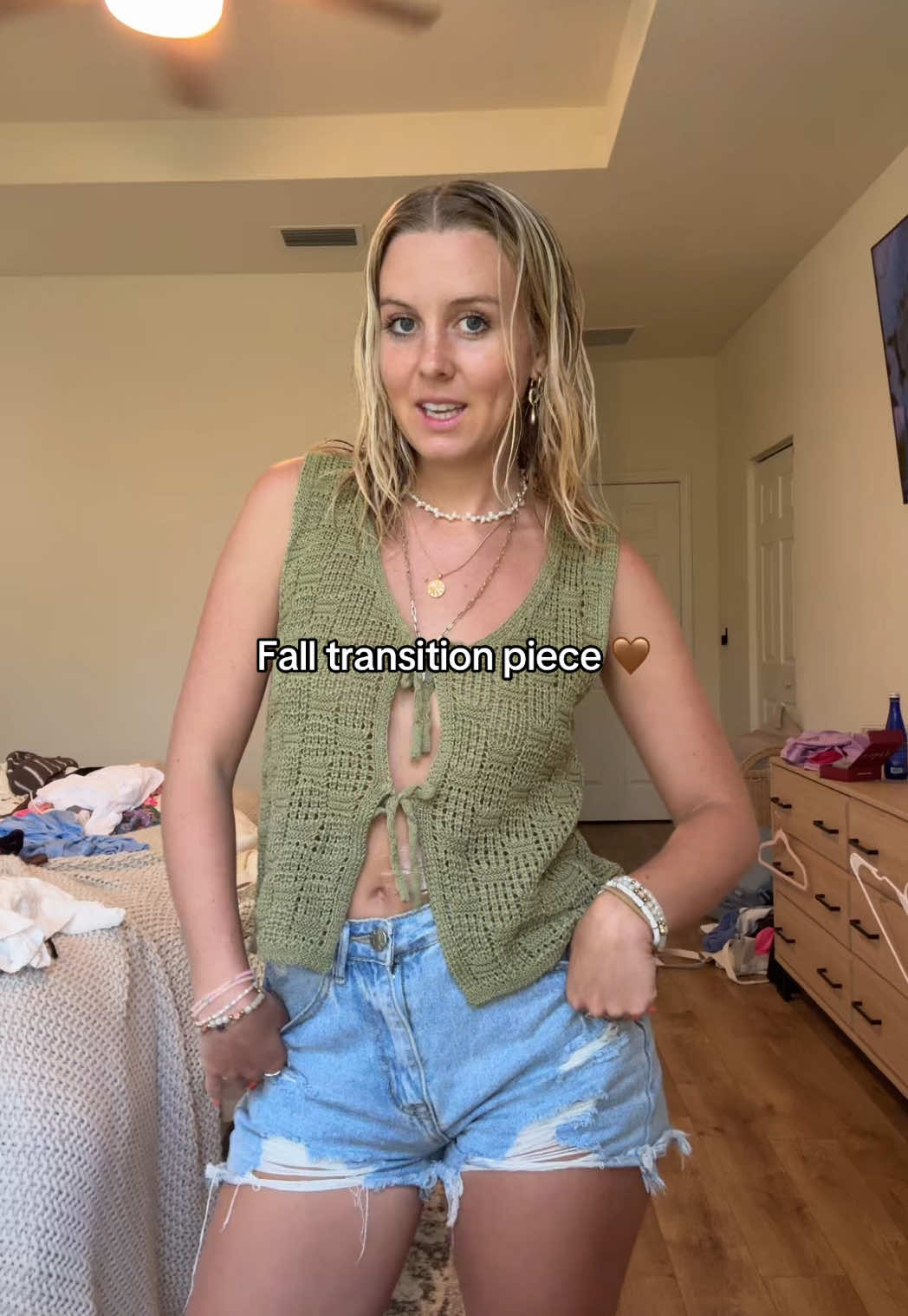 Fall is upon us… but since it’s not cold out yet this is the perfect little vest to fit the vibe ;) #tiktokshop #fallfashion #fallaesthetic #ttshop #tiktokmademebuyit 