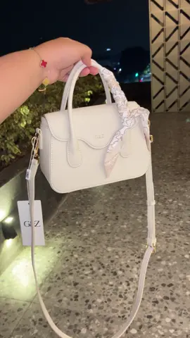 🤍 #tascantik #tasselempang #handbag 