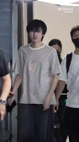 bạn nhỏ tan làm muộn nhưng vẫn luôn tươi cười và vẫy tay chào mọi người #songyaxuan #tongahien #songyaxuan宋亚轩 #tnt时代少年团 #fyp 