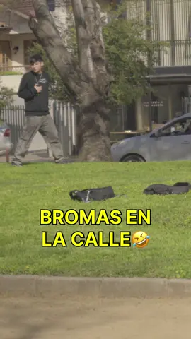 No les gustó mucho la idea del dedito parece 🤣 #humor chileno #bromas #humornegro #bromasenlacalle #bromascamaraoculta