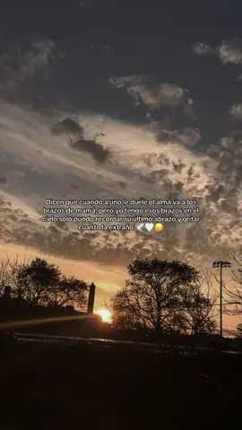 Daría mi vida por otro abrazo de mamá 😞🕊️🤍#parati #mimama #hastaelcielo #teextrañotanto #unbesoalcielo 