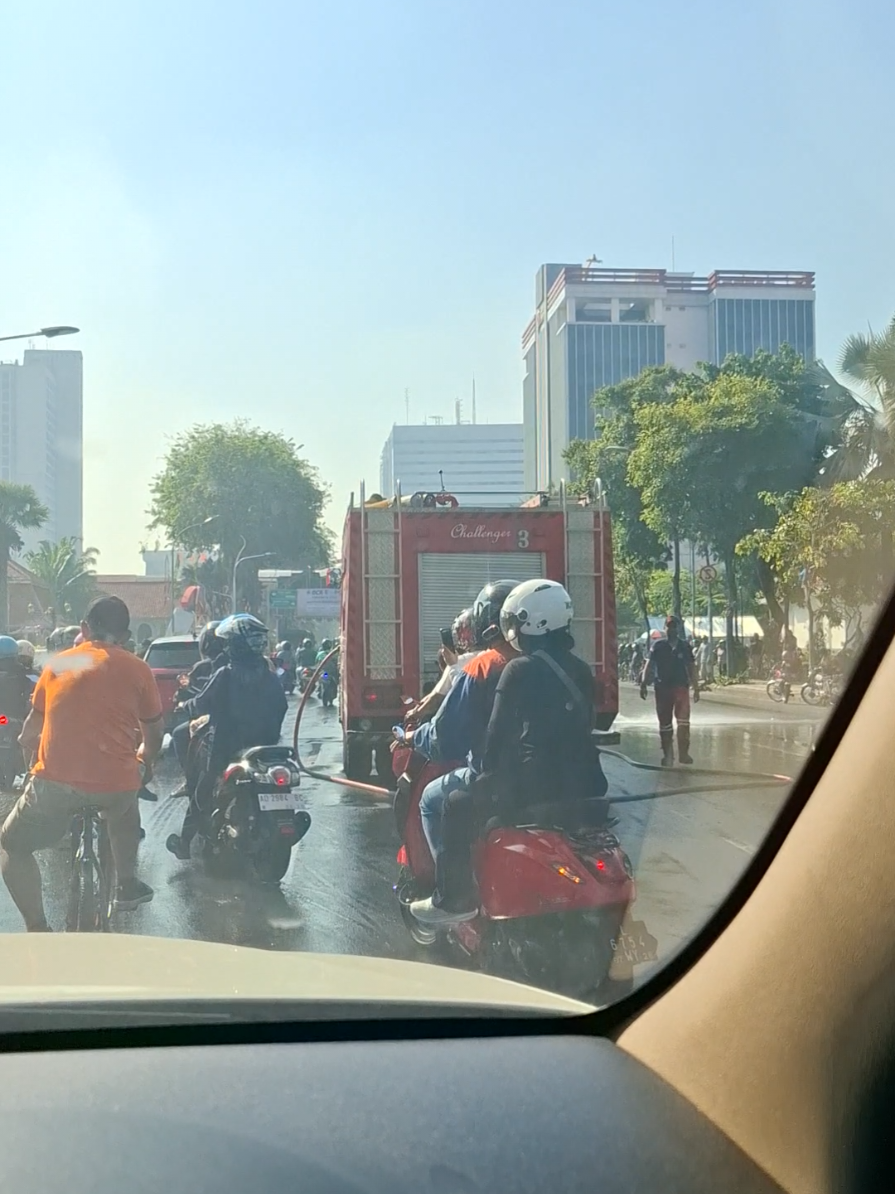 situasi dan kondisi gedung grahadi surabaya . yg dimana semalam telah dibakar oleh pendemo . pukul 08.00 minggu ,31 agustus 
