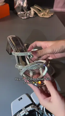 Dép cao gót quay đính đá xinh nè#depxinh #thuydepxinnh1 #xuhuong #depdinhda #depcaogot 
