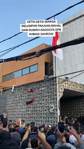 DETIK-DETIK WARGA MELEMPAR PAKAIAN MAHAL DARI RUMAH ANGGOTA DPR AHMAD SAHRONI #fyp #ahmadsahroni #anggotadpr #dpr #dpr 