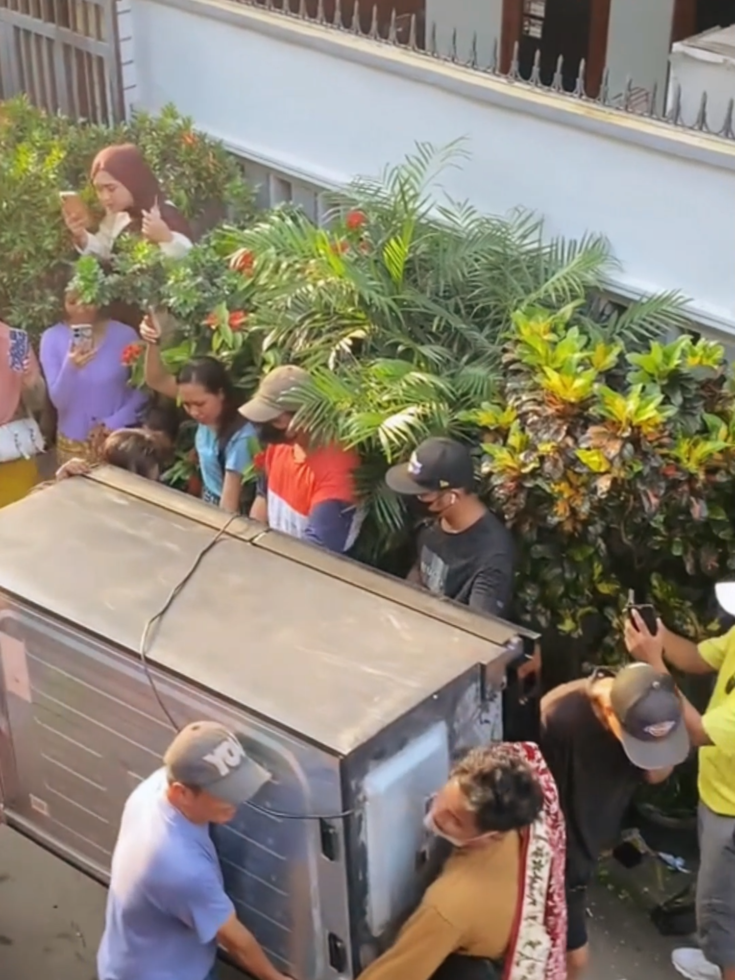 Dapat Kulkas Gede Banget di Rumah Ahmad Sahroni  🔥🔥🔥 #fyp #ahmadsahroni