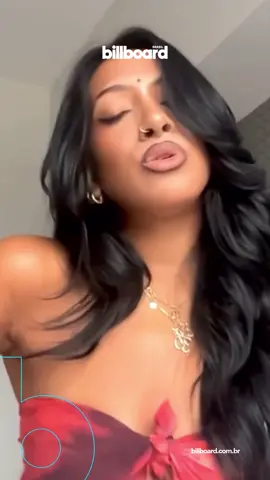 #Lara do #Katseye encantou os fãs ao compartilhar um cover de “Lovin’ You”, clássico de #MinnieRiperton.(Vídeo: Repost @lararajj Instagram) 
