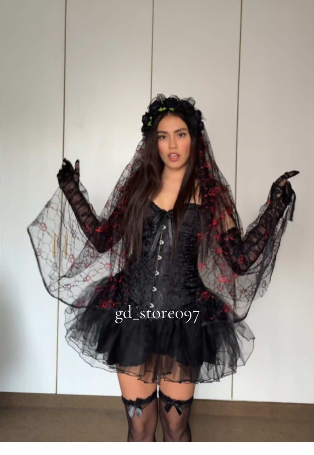 👰🏻‍♀️🖤 La novia más oscura ha llegado para este Halloween 🌑✨. Si quieres un look aterrador pero elegante, este disfraz de Novia Oscura es perfecto para ti 🔥. Con su velo negro, encajes y detalles únicos 🕷️, nadie podrá dejar de mirarte en la fiesta 🎃. Lo mejor es que está en PRE-VENTA 🛍️💥. 👉 Sepáralo con solo S/40 y asegura el tuyo antes de que se agote. 👉 Precio final: S/189. ⚡No esperes al último minuto, porque la preventa es limitada y se acaban rapidísimo⚡. Conviértete en la sensación de Halloween 2025 y luce un disfraz que combina misterio, oscuridad y estilo único 🖤. #NoviaOscura #NoviaDark #DisfracesHalloween #Halloween2025 #SpookySeason     
