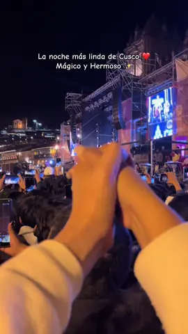 Vivir por primera vez la experiencia de ver en vivo la fiesta de Luces y Sonidos 2025 fue tan mágico, mirarlo a tu lado @🌻♡💛 hizo que la noche sea inolvidable y especial. #parati #amor #cusco_peru #parejasgoals #novios 