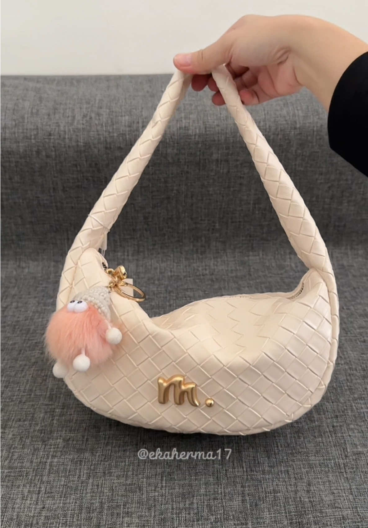 Keliatan chic tapi tetep fungsional, worth it banget sih 🤍  Yuk, kamu punya juga~ #mossdoom #shoulderbag #fiabag #taswanita #promoguncang99 