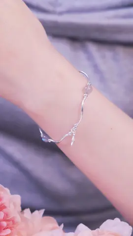 LT0223 – Lắc tay ống xoắn charm cá đeo đi biển thì hợp vibe hết nấc🌊 #daychuyenbactlee #lactaybactlee #trangsuc #khuyentaibactlee #tleejewelry 