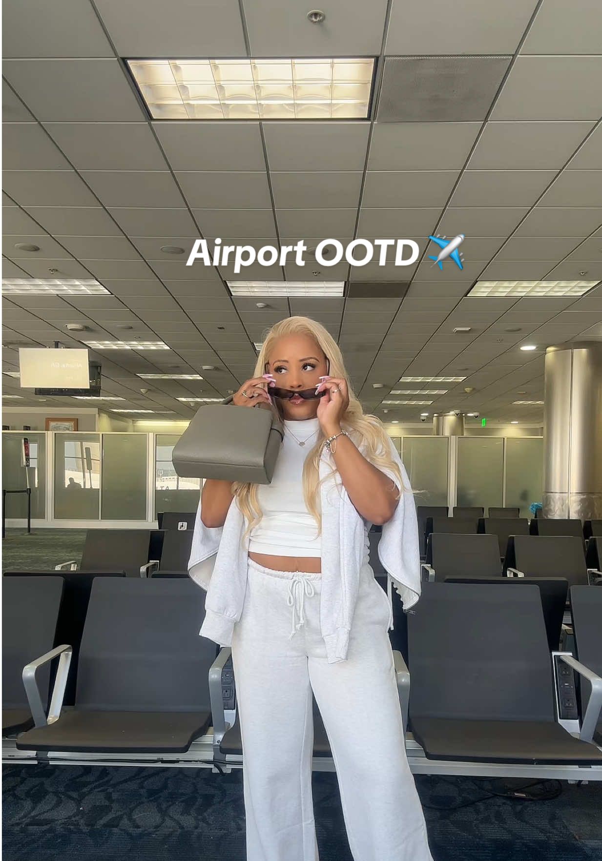 Airport ootd.. comfy, stylish, & a little chic 💕  #OOTD#airportoutfit  