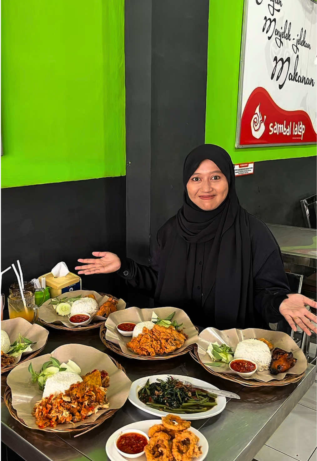 REKOMENDASI MAKAN ENAK HALALAN THAYYIBAN HARGA TERJANGKAU! ADA PILIHAN NASI KOTAK JUGA 😍✅ Mampir ke Sambal Lalap buat cobain aneka menu yang enak dengan harga terjangkau. Ada menu meriah udah free es teh. Pilihannya ada ayam bakar/goreng/fried chicken/geprek dan masih banyak lagi. Selain itu kamu juga bisa nikmatin aneka menu tambahan seperti cumi goreng tepung dan cah kangkungnya. Oh ya buat yang lagi nyari nasi kotak di sini juga tersedia loh. Menu bervariasi bisa beli satuan atau dalam jumlah banyak. Tersedia juga di grab food. More info cek ignya ya. Selamat mencoba 😍 🍴 Sambal Lalap Kupang 📍 Jl. W. J. Lalamentik No. 126, Oebufu ⏰ 09.00 - 22.45 ✅ Tersedia di Grab Food #lapeerkupang #kupangkuliner #kulinerkupang #kupanghalalfood #nttpride🏝🔥 