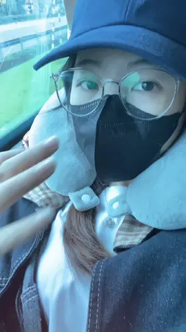 có 1 cô gái đi làm 12 tiếng 1 ngày, từ sáng đến tối, cô ấy thức khuya đến 2-3h sáng.. cô ấy suy nghĩ về tương lai nhưng điều đã và đang trải qua cô ấy lúc nào cũng lủi thủi 1 mình. đôi khi cô ấy tủi thân không biết niềm vui thật sự là gì, đang sống vì điều gì và bản thân thật sự muốn gì. ai cũng nghĩ, thế giới của em đông lắm. nhưng ai đâu biết khi bế tắc chỉ có em lủi thủi ôm lấy chính mình.#xanha #motminhvanvui 