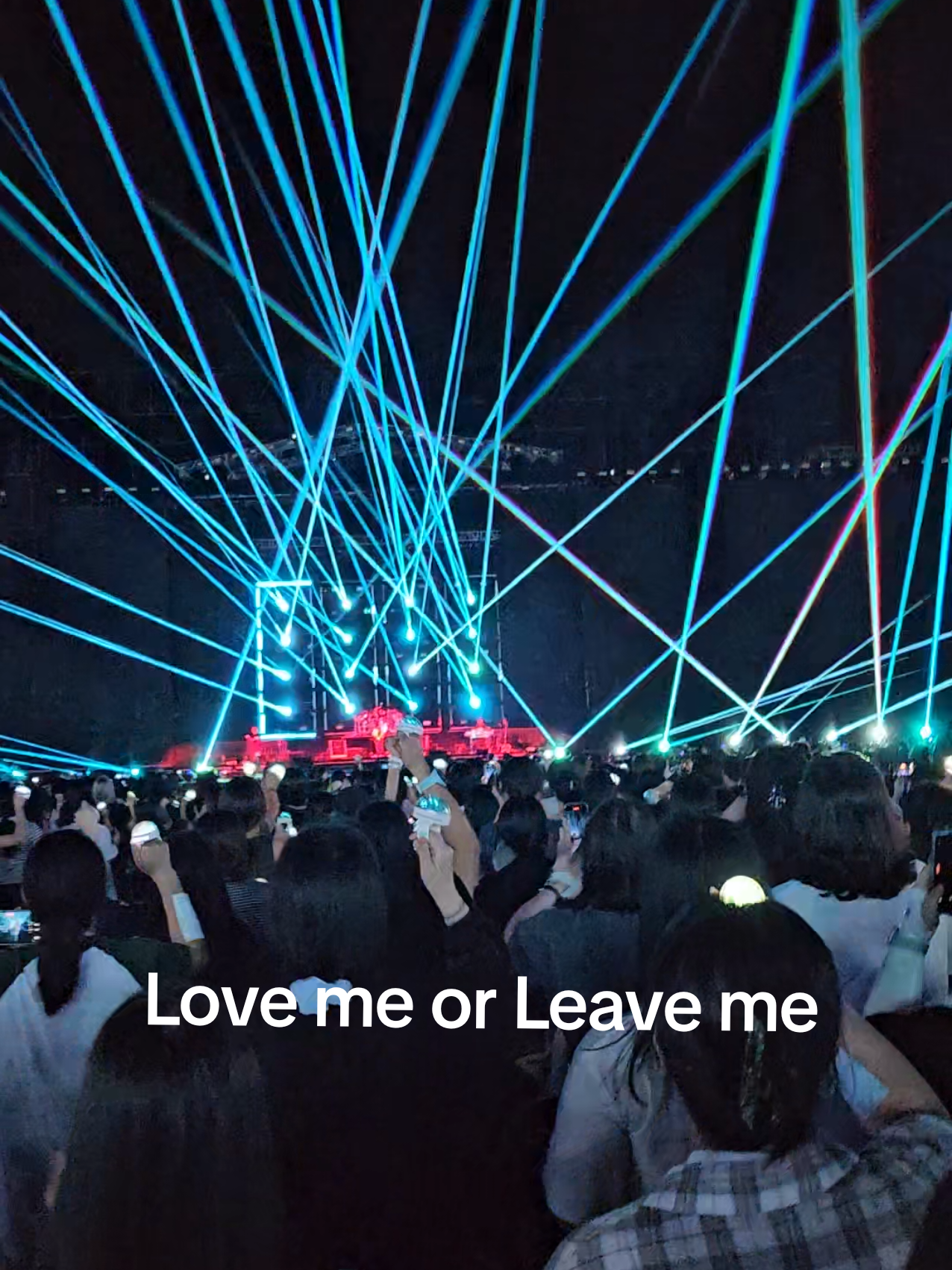 Love me or Leave me with laser treatment 🤣 250830 The DECADE Day 1 #DAY6_10th_Anniversary #DAY6 #Myday #데이식스 #데이식스 