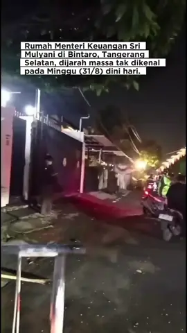 Rumah Menteri Keuangan (Menkeu) Sri Mulyani di kawasan Bintaro Jaya, Kecamatan Pondok Aren, Tangerang Selatan, Banten didatangi massa pada Minggu (31/8) dini hari. Massa tak dikenal itu masuk ke dalam rumah dan menjarah barang berharga. #demonstrasi #demodpr #demojakarta 