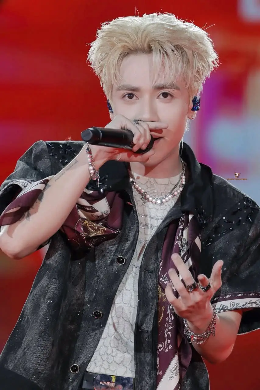 ✨ Quang Hùng bùng nổ tại The K-Showtime – không chỉ với âm nhạc cuốn hút mà còn gây sốt với mái tóc bạch kim cùng visual đỉnh cao khiến ai cũng phải ngẩn ngơ 🔥💎 📸: Khang Tuấn Lương  #quanghungmasterd #thekshowtime 