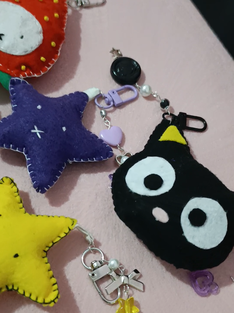 holaa, les traigo un pequeño tutorial de como hacer llaveros de fieltro, intenté grabar lo más que pude 😅, nadie me dijo que grabar contenido era complicado  #fieltro #llaveros #tutorial #keyrings #pinterest 