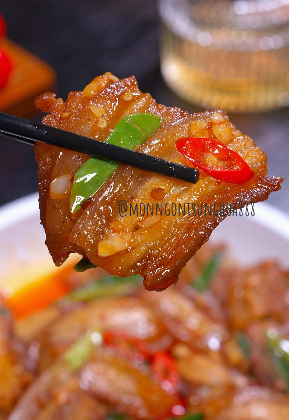 Nhiều người làm thịt lợn xào tại nhà thường cho thẳng vào chảo rang, cách làm này khiến miếng thịt vừa khô vừa hôi, dù thịt ngon đến mấy cũng thành phí phạm. Hôm nay mình sẽ chia sẻ với mọi người một phương pháp làm thịt xào sao cho béo mà không ngấy, thơm cay và đậm vị.#ngon #nauan #monngonmoingay #amthuc #ănngon 
