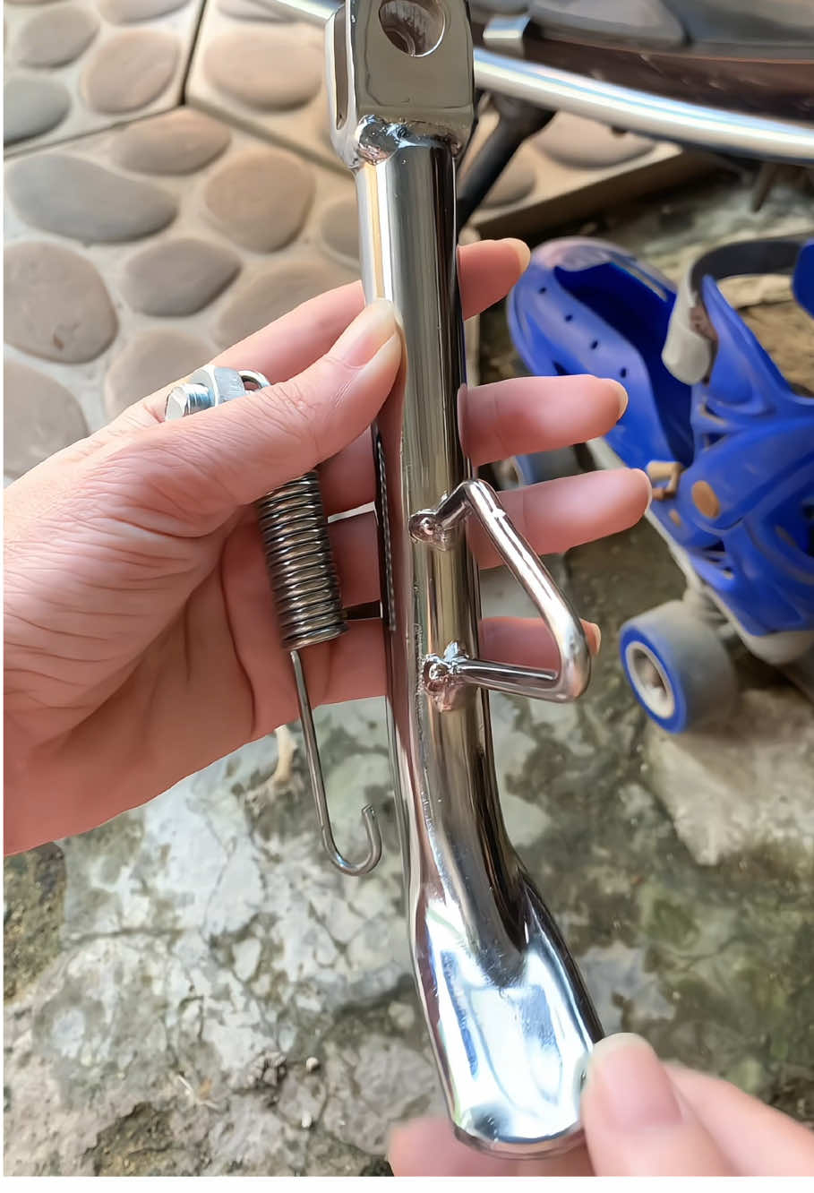 chân chống xe máy kèm lò so và ốc #chanchongxemay #phutungxemay 