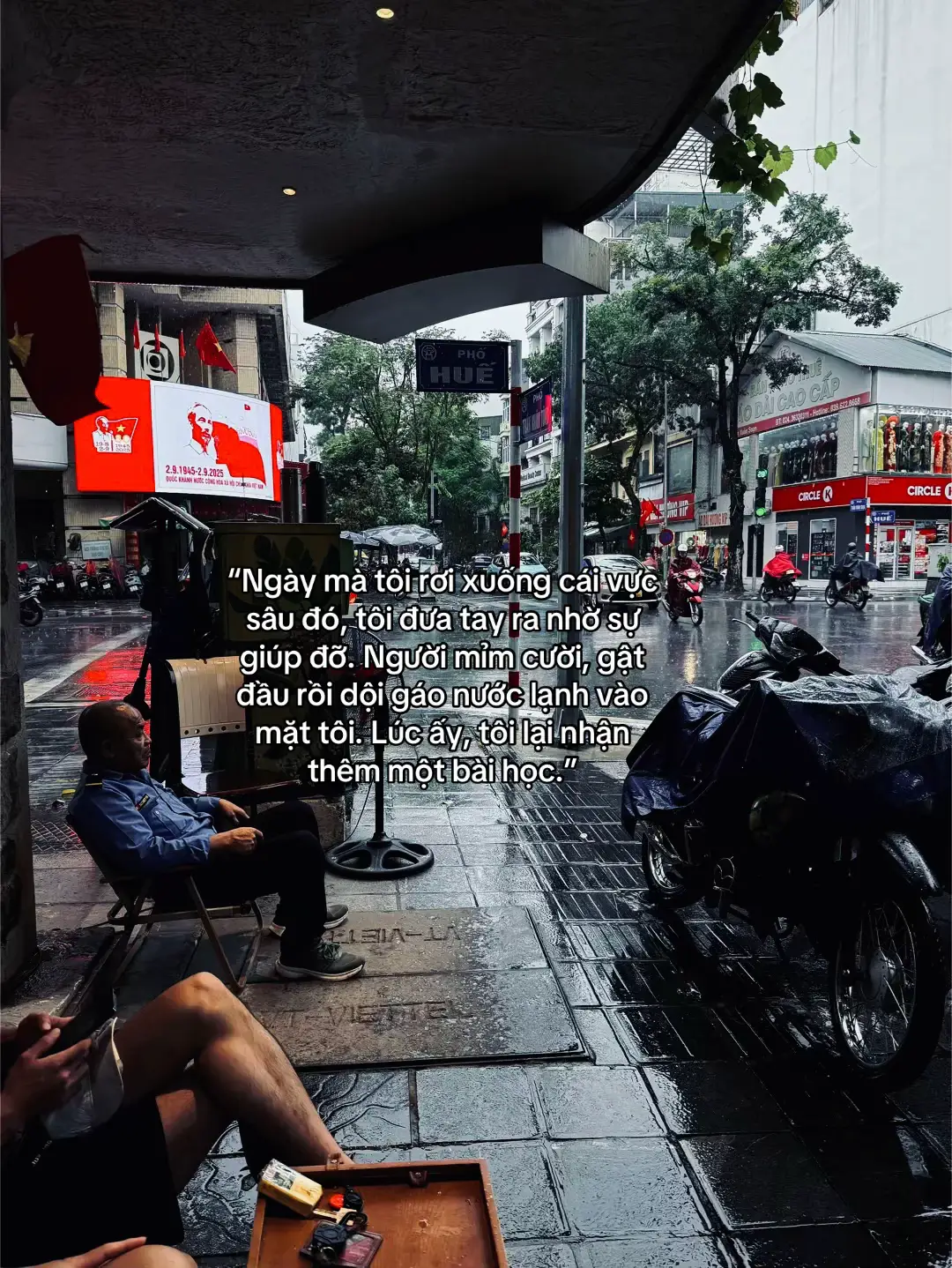 “Ngày mà tôi rơi xuống cái vực sâu đó, tôi đưa tay ra nhờ sự giúp đỡ. Người mỉm cười, gật đầu rồi dội gáo nước lạnh vào mặt tôi. Lúc ấy, tôi nhận thêm một bài học.” #xh #tâmtrạng 