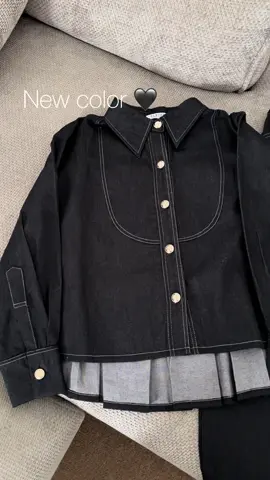 Warna baruuu, gak kalah cakepnya sama warna navy 😍, material masih sama ya pakai suede jeans  Note : bahan jeans bukan tipe yg kaku, gramasi nya bukan yang tebal ya tp sedang , cocok untuk daily 🖤🩶