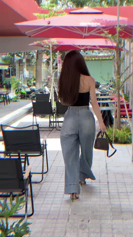 Nếu có thể tự mua được đoá hoa, không việc gì phải chờ đợi ai cả. Hạnh phúc là do tự mình vẽ ra, vui lên em, mặc kệ thiên hạ. Vì em đang bận yêu đời , nên không để ý những lời khó nghe🤍