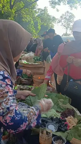 nderek memriahkan kegiatan Rutin Pasar jadul Sor Pinus setiap minggu kliwon di desa sidorejo... tim horeee larisss manis🤗🤭