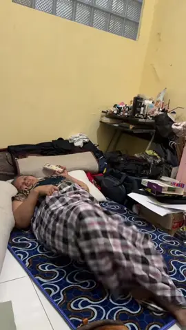 Mbak Sriii Mba Sri setia ngancani aku soale tanganku ra iso nyapu ngepel koyok biasane, ben bengi mole praktek tak culik tak gowo mole hehe... Mang bengi mba sri ngewangi aku lipet2 klambi, bar ngono turu bareng sak kamar, tak kongkon nang duwur ra gelem, padahal aku hoby turu nang ngisor. Mba Sri nakal , nggon turuku dijupuk Entuk coklat meneh, ben nang omah delok kulkas, iki entuk mbak gawe aku, jareku gowoen kabeh sing kowe doyan asal ojok kopi ireng adem pahit doyananku hehe Mba Sri doyan manis aku doyan pahit Tapi uripe asline yo podo ae , pahit pahit kabeh tapi dinikmati ae arane urip akeh ujian, lek arep seneng yo mengko waw nang surgo. Sing sabar jarene mba sri nggih kulo manut mawon mba sri 😁 #sri#mbaksri#pejuangrupiah#pejuangkeluarga#sahabatku#koncongakak#hiburan#ponorogo#fyp